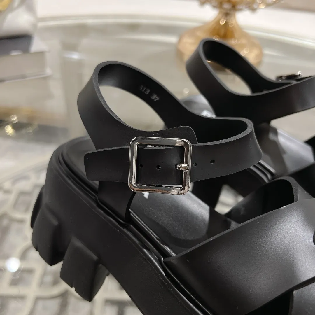 👟👟Ex-factory price 440👟👟 Prada's new spring and summer sawtooth Roman thick-soled rubber sandals, retro, fashionable and avant-garde gear teeth 55mm, thick-soled soles with rubber uppers, making the whole pair of shoes light and comfortable, bright colors, satisfying a variety of choices for fashionable people with different styles! The iconic metal triangle logo is paired with the shape of ancient beach sandals. Every design element is fashionable! Code number 35-40